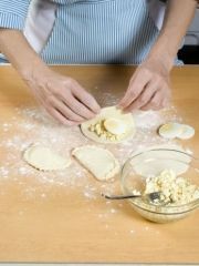 Приготовление блюда по рецепту - Гвезели (пирожки) с сыром и яйцом. Шаг 2