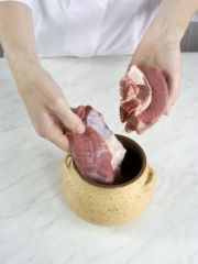 Приготовление блюда по рецепту - Сорпа (мясо, тушенное с овощами в горшочке). Шаг 1