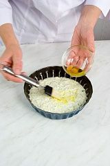 Приготовление блюда по рецепту - Луковый пирог с сыром. Шаг 2