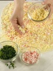 Приготовление блюда по рецепту - Крабовый рулет. Шаг 2