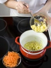 Приготовление блюда по рецепту - Картофельный суп с молоком. Шаг 2