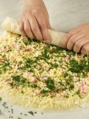 Приготовление блюда по рецепту - Крабовый рулет. Шаг 3