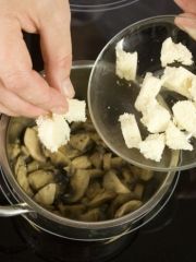 Приготовление блюда по рецепту - Грибной суп под крышкой из слоеного теста. Шаг 2