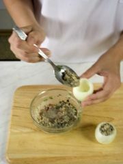 Приготовление блюда по рецепту - Репчатый лук с ореховым фаршем. Шаг 2