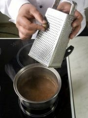 Приготовление блюда по рецепту - Мороженое с соусом какао. Шаг 2