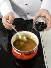 Приготовление блюда по рецепту - Жаркое с черносливом. Шаг 3