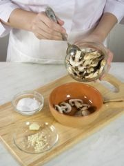 Приготовление блюда по рецепту - Горячая закуска с грибами. Шаг 2