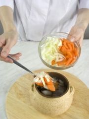 Приготовление блюда по рецепту - Сорпа (мясо, тушенное с овощами в горшочке). Шаг 3