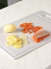 Приготовление блюда по рецепту - Картофель с лососем. Шаг 1