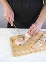 Приготовление блюда по рецепту - Фаршированная рыба, тушенная в молоке. Шаг 2
