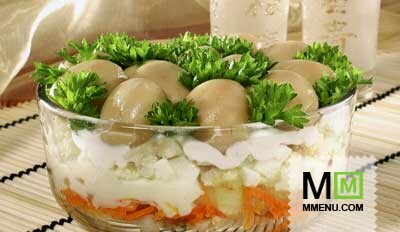 Слоеный салат с шампиньонами Слоеный салат с шампиньонами