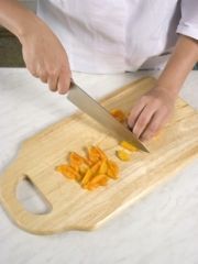 Приготовление блюда по рецепту - Абрикосовый напиток с киви. Шаг 1