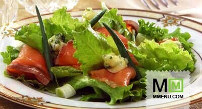 Салат с зеленью и копченым лососем Салат с зеленью и копченым лососем