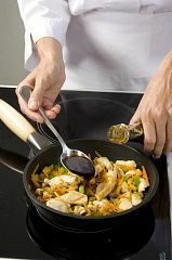 Приготовление блюда по рецепту - Курица в соевом соусе (2). Шаг 3