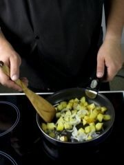 Приготовление блюда по рецепту - Жаркое с грибами в горшочке. Шаг 2