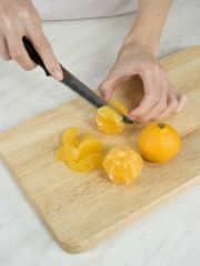 Приготовление блюда по рецепту - Желе со сливами и мандаринами (2). Шаг 1
