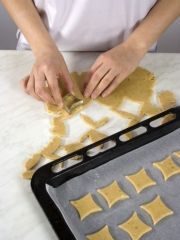 Приготовление блюда по рецепту - Медовые коржики. Шаг 2