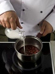 Приготовление блюда по рецепту - Вареники с вишней. Шаг 3