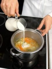 Приготовление блюда по рецепту - Суп молочный с овощами (4). Шаг 3