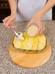 Приготовление блюда по рецепту - Картофельная запеканка с грибами и чесноком. Шаг 3