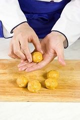 Приготовление блюда по рецепту - Сладкие шарики из нутовой муки. Шаг 3