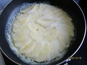 Приготовление блюда по рецепту - яичный молочный блин с яблоком. Шаг 7