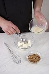 Приготовление блюда по рецепту - Творожная запеканка с соусом морнэ. Шаг 2