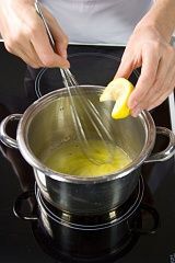 Приготовление блюда по рецепту - Сабайон (сладкий яичный соус с вином). Шаг 3