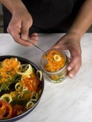 Приготовление блюда по рецепту - Салат из помидоров с фасолью. Шаг 2