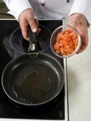 Приготовление блюда по рецепту - Сардельки с овощами. Шаг 1