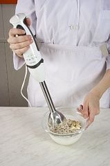 Приготовление блюда по рецепту - Молочный коктейль с бананами и орехами. Шаг 3