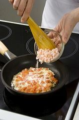 Приготовление блюда по рецепту - Тортеллини с креветками. Шаг 2