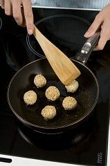 Приготовление блюда по рецепту - Куриные шарики с кунжутом. Шаг 4