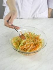 Приготовление блюда по рецепту - Салат из редьки с луком и морковью. Шаг 5