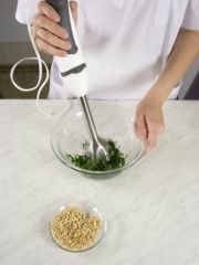 Приготовление блюда по рецепту - Спагетти с зеленым соусом. Шаг 1