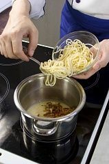 Приготовление блюда по рецепту - Спагетти карбонара с панчеттой. Шаг 3