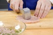 Приготовление блюда по рецепту - Шницели из курицы с арахисом. Шаг 3