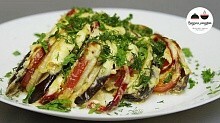 Рецепт - Баклажаны, запеченные с овощами под сметанным соусом