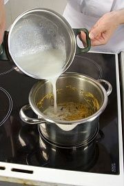 Приготовление блюда по рецепту - Сливочный вермишелевый пудинг с орехами. Шаг 3