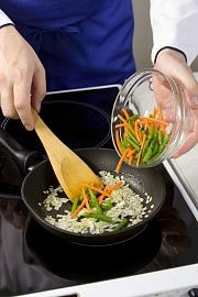 Приготовление блюда по рецепту - Жареная лапша с овощами. Шаг 2