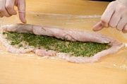 Приготовление блюда по рецепту - Рулет из курицы с зеленью. Шаг 12