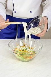 Приготовление блюда по рецепту - Домашний салат. Шаг 5