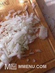 Приготовление блюда по рецепту - Салат с крабовыми палочками и редисом. Шаг 4