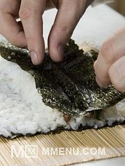 Приготовление блюда по рецепту - Футомаки «Сакуранбо» («Вишенки»). Шаг 4