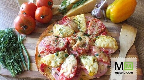 Пицца с колбасой, сыром и помидорами.