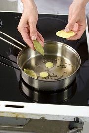 Приготовление блюда по рецепту - Тушеные картофель и цветная капуста с паниром. Шаг 2