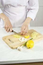 Приготовление блюда по рецепту - Бараний окорок, запеченный в пергаменте, с лимонным рисом. Шаг 1