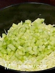 Приготовление блюда по рецепту - Салат из крабовых палочек с пекинской капустой. Шаг 2