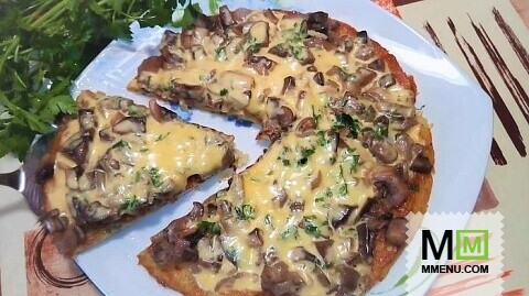 Пицца из картофеля с грибами и сыром.