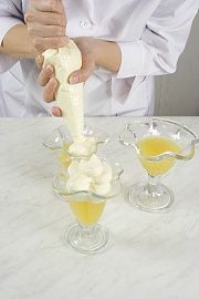 Приготовление блюда по рецепту - Десерт из маскарпоне с апельсиновым желе. Шаг 5